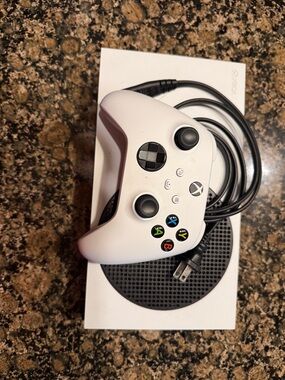 Xbox Wired Controller in White - Official Xbox